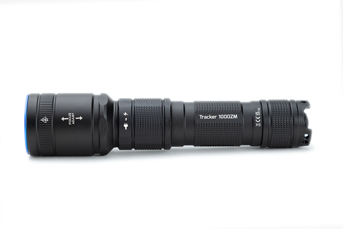 Tracker 1000 Zoom | 1000 Lumen einstellbarer Zoom-Spot- bis Flutlichtstrahl, wiederaufladbare Taschenlampe