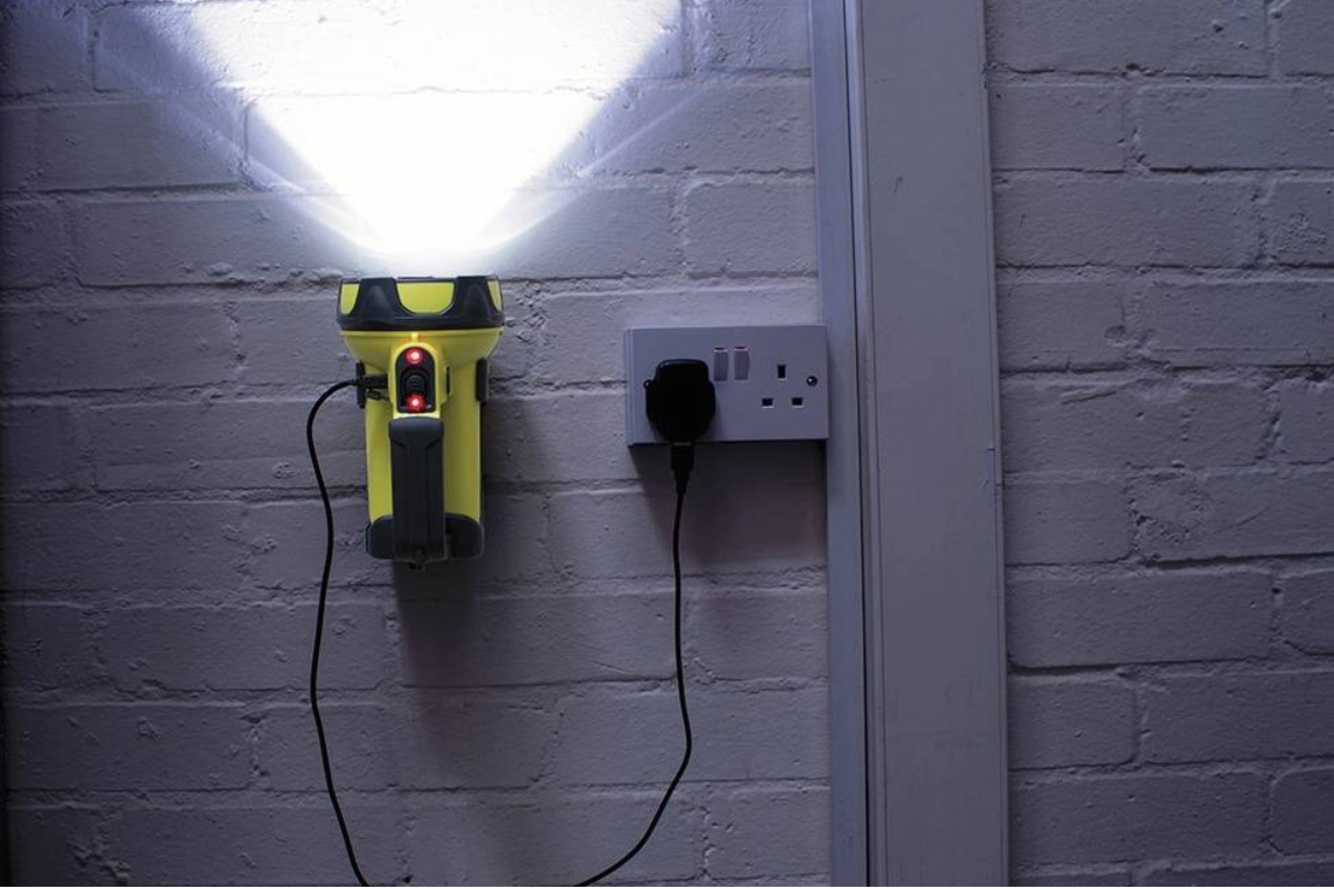 Trio 1000 | 1000 Lumens | Rechargeable Searchlight