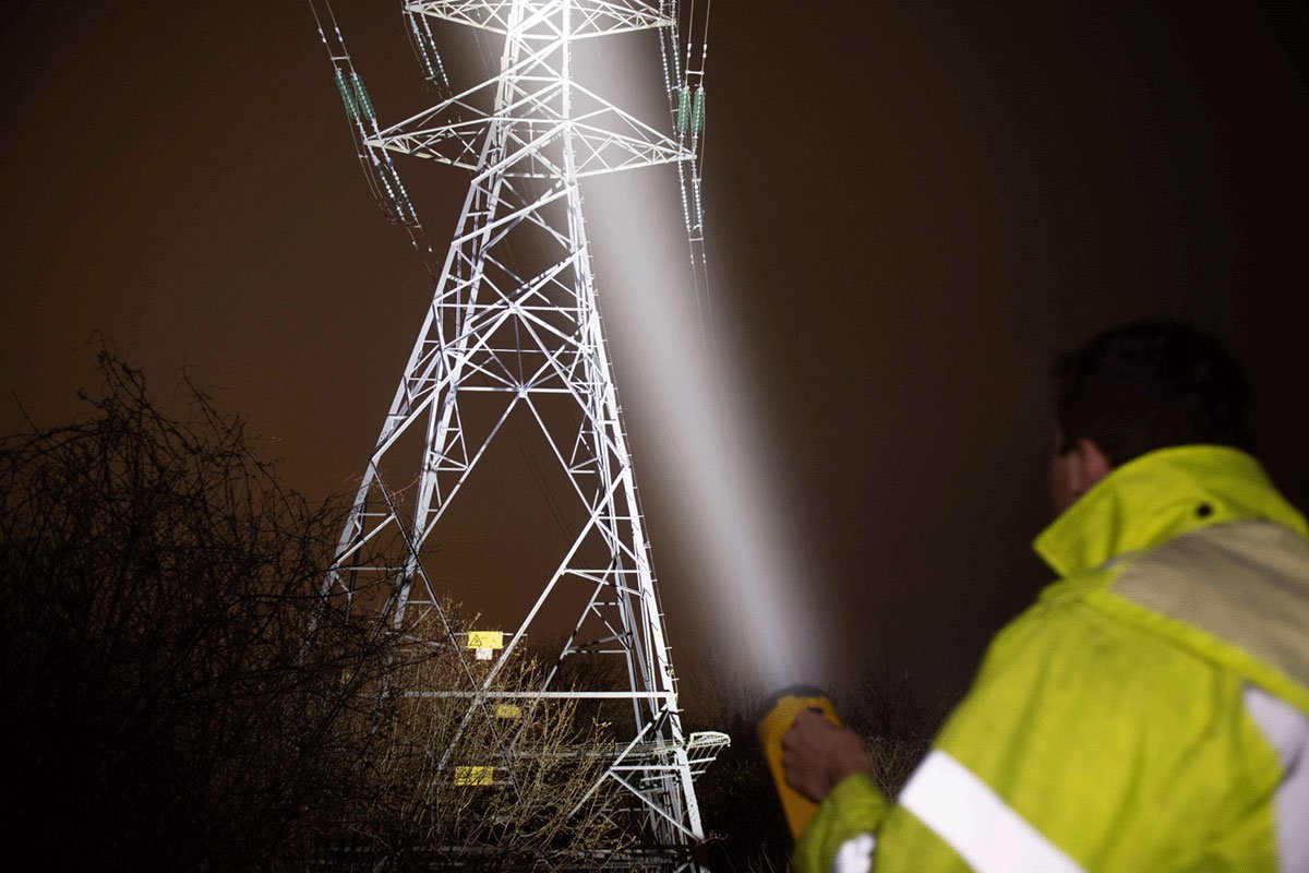 HawkStar | 2500 Lumen | Wiederaufladbarer Suchscheinwerfer